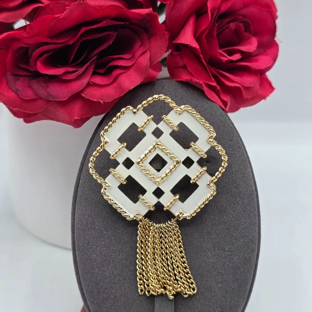 AVON Geometric Tassel Brooch Gold Tone White Enamel Lapel‎ Pin Pendant Dangle
